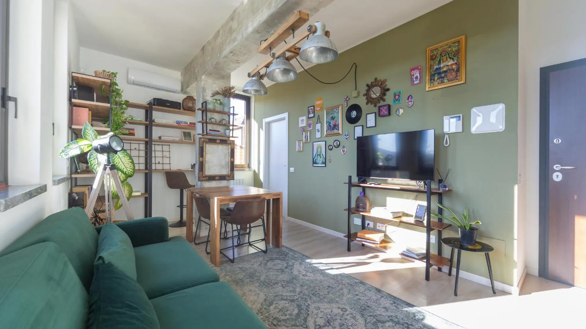 Apartment Casa Madera With Lovely Terrace Milan